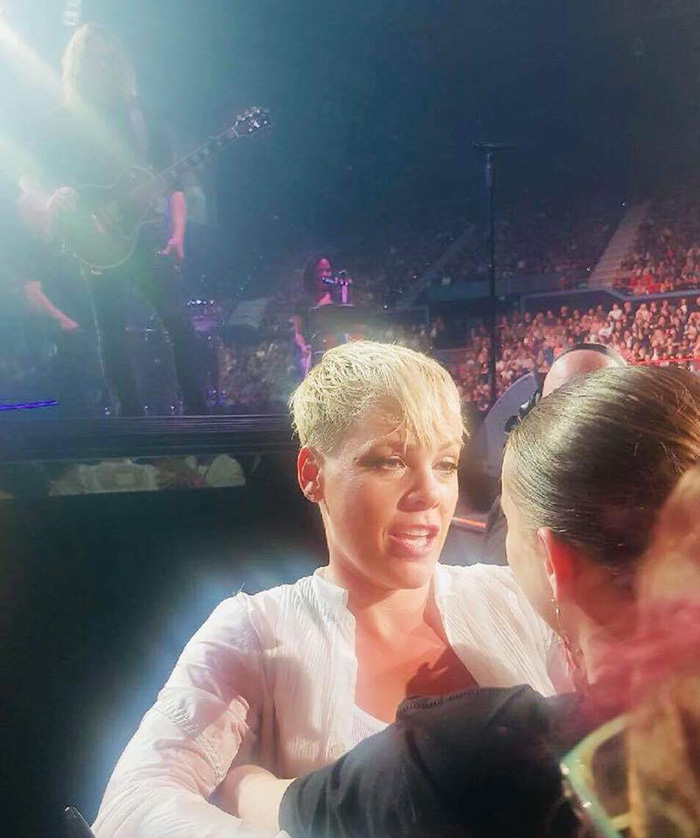 pink hugs young fan who lost her mom