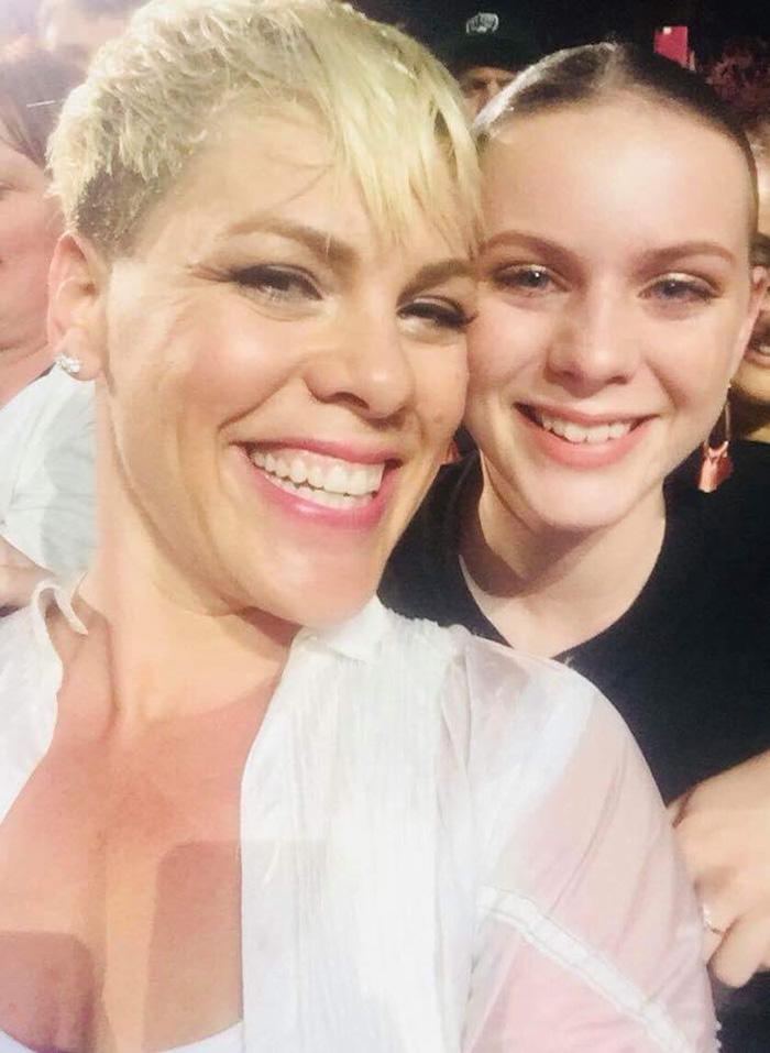 pink hugs young fan who lost her mom