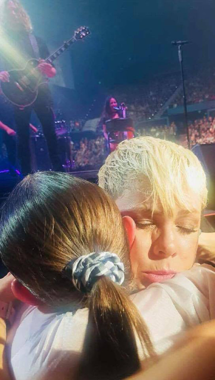 pink hugs young fan who lost her mom