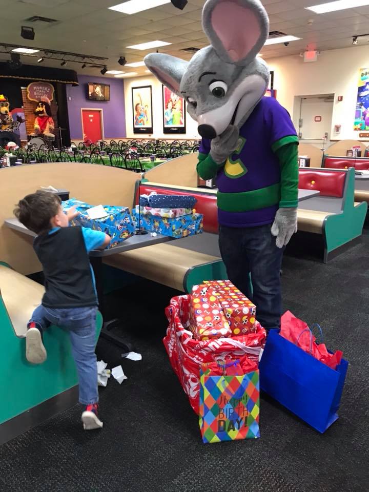 chuck e cheese party for kid