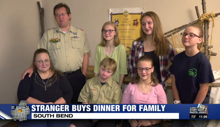 stranger buys dinner for family of 8