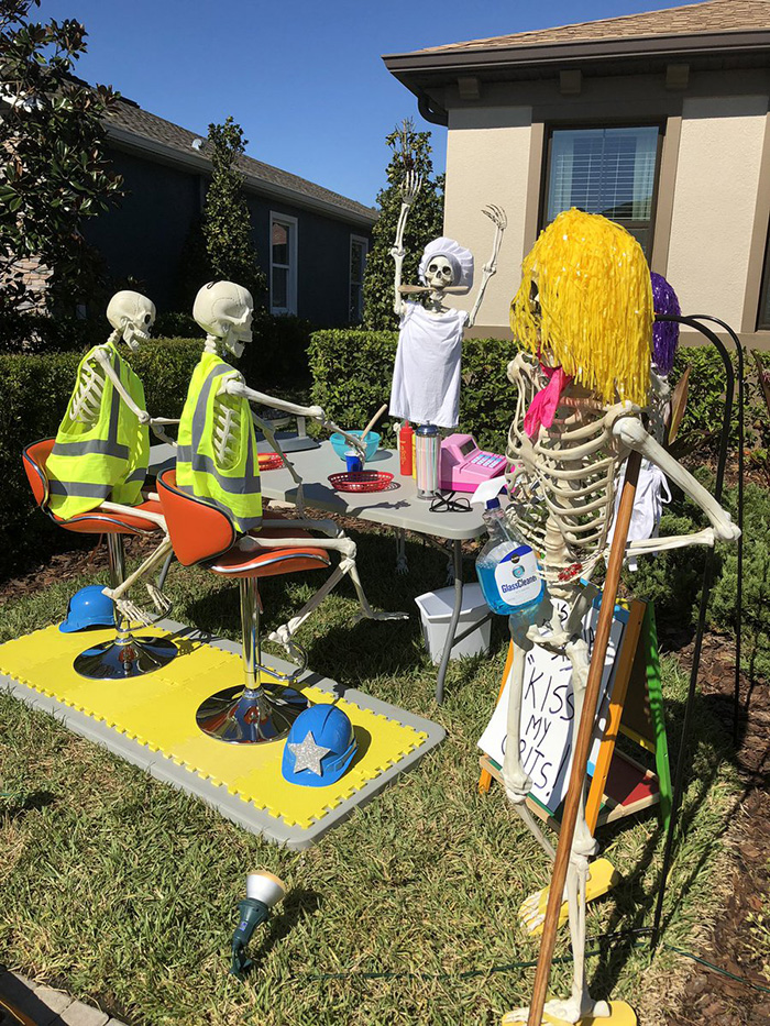 This House Displays Their Halloween Skeletons In A Different Scenario ...