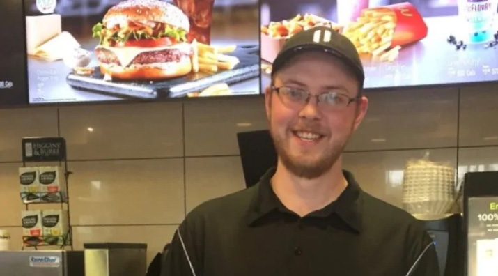 mcdonalds employee pays for food drive thru.