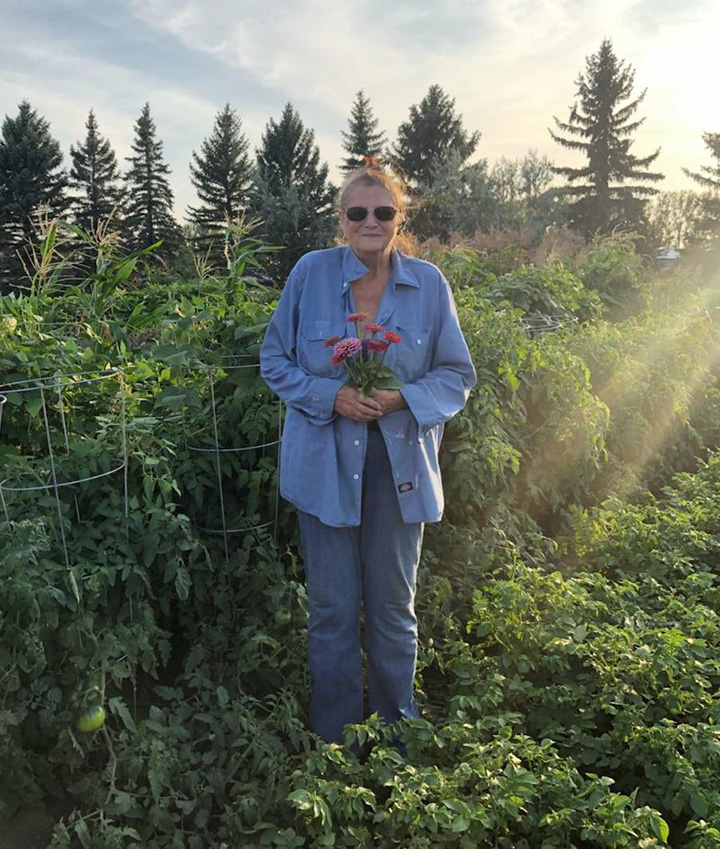 woman donates 3000 pounds of vegetables to needy