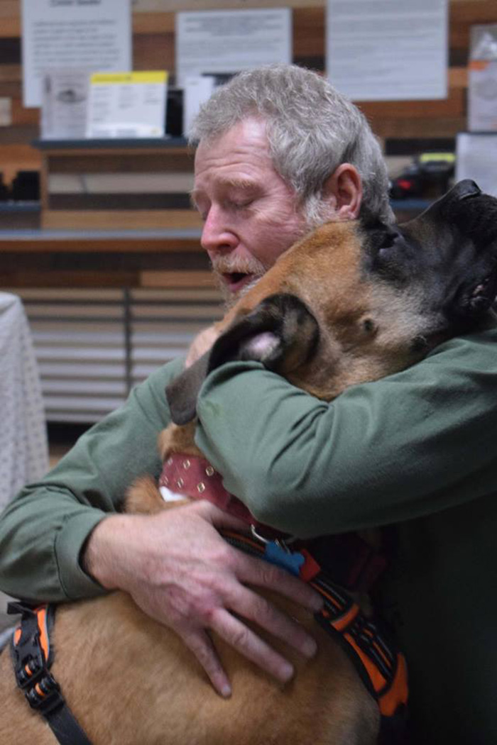 dog helps man escape fire