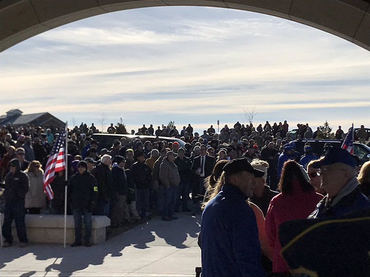 400 people show up in cold to honor veteran no family