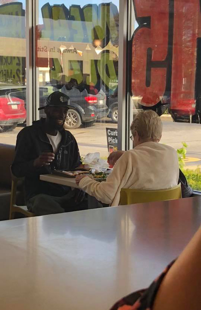 woman asks to sit with a stranger mcdonalds
