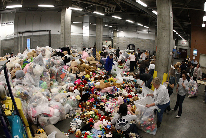 Hershey bears teddy bear toss for charity