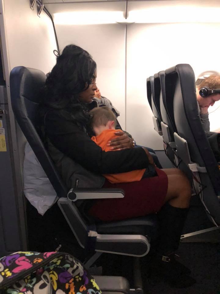 3 moms helps mom flying alone