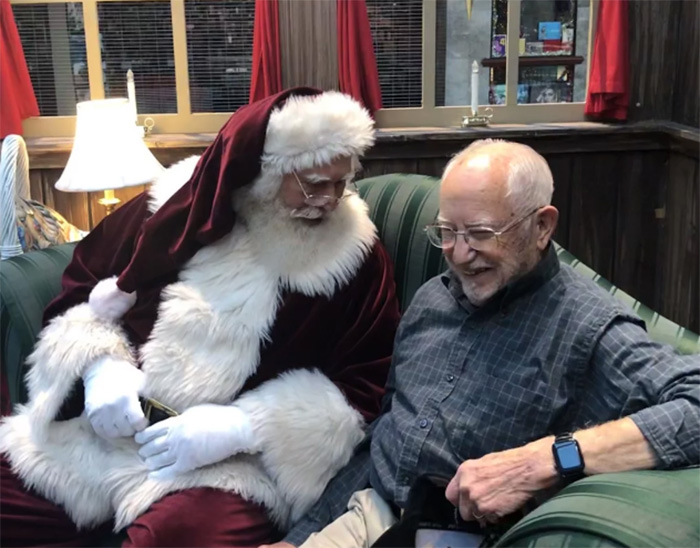 santa kneels for veteran