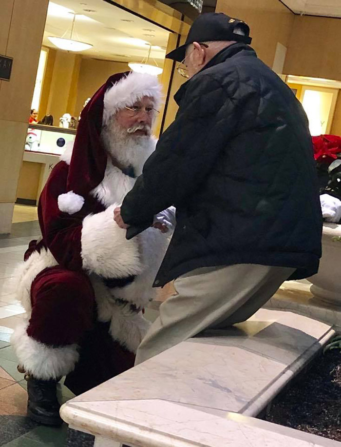 santa kneels for veteran