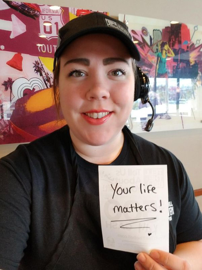 taco bell employee writes notes of kindness