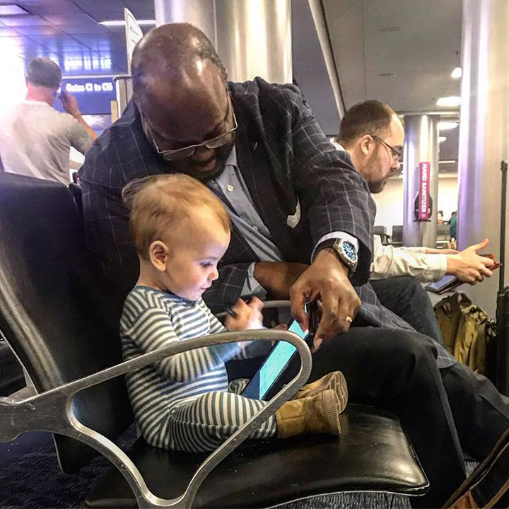 stranger plays with little girl on plane kindness