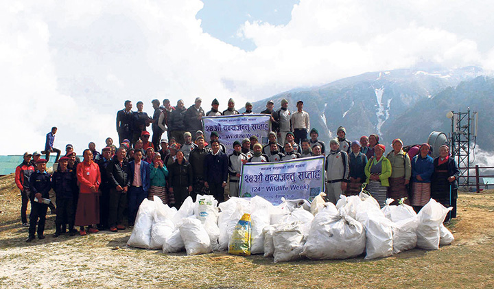 Nepal army removes 2 tons trash from Everest