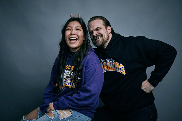 david harbour takes senior pictures with student twitter