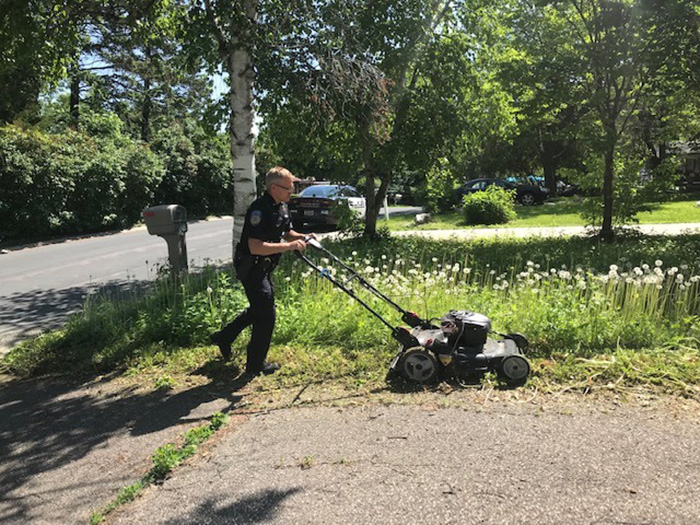 police officer acts of kindness