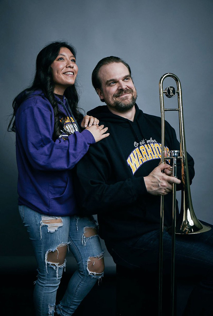 david harbour takes senior pictures with student twitter