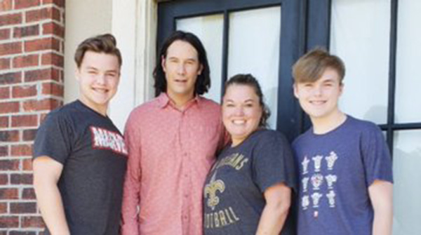 keanu reeves stops at family house after seeing breathtaking sign