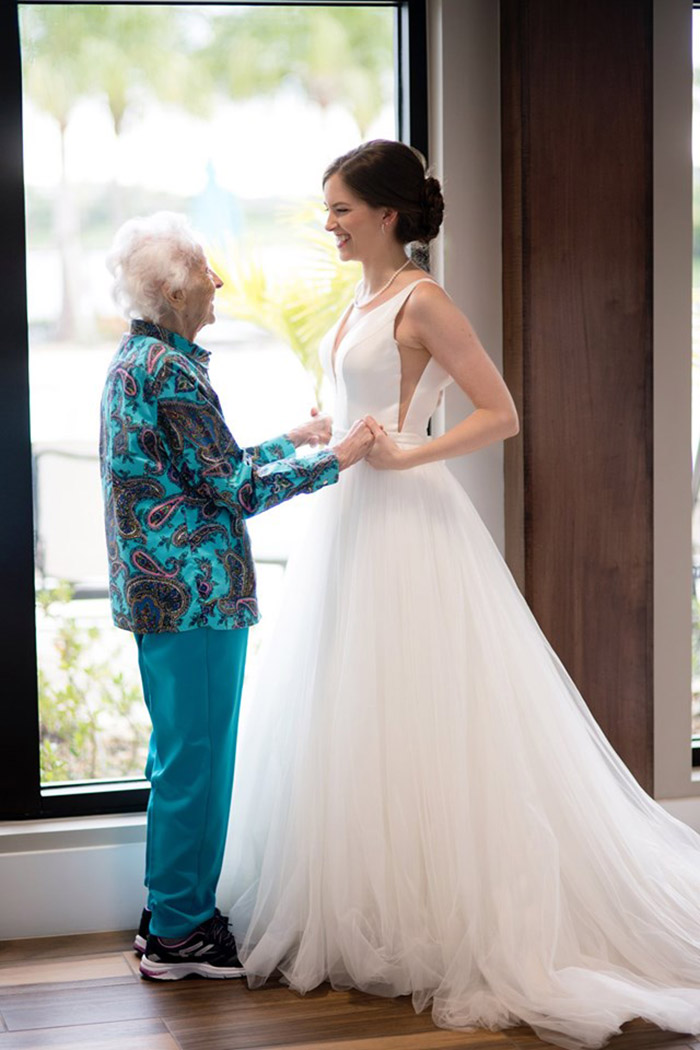 Grandma Wasn T Healthy Enough To Fly So The Bride Flew To Her For A Priceless Photo Shoot