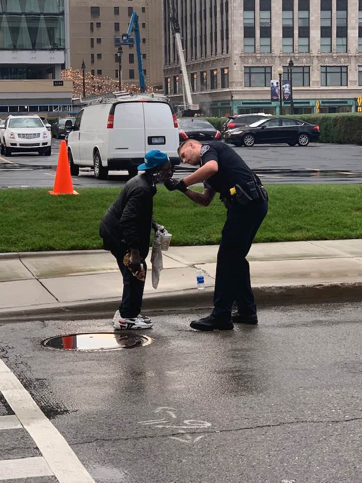 cop helps homeless man shave
