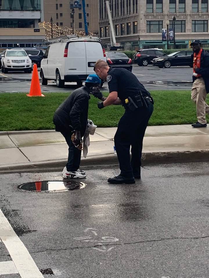 cop helps homeless man shave