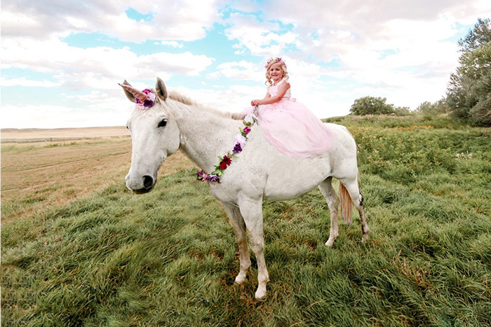 mom creates unicorn photoshoot for kid