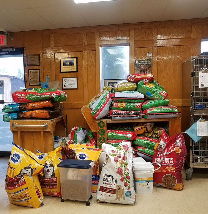 community helps shelter with dog food