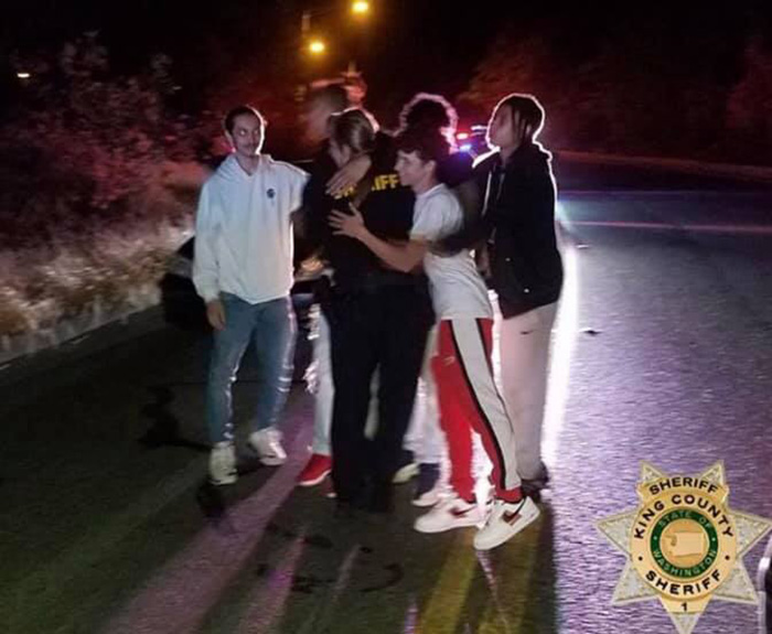 teens save cop from attacker