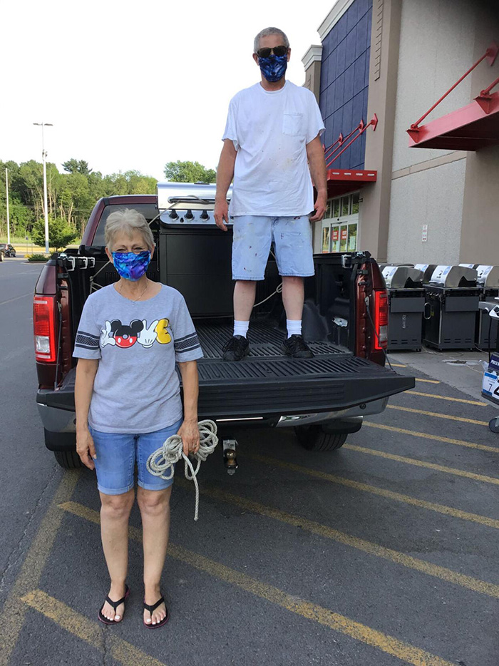 strangers help woman with grill