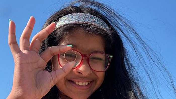 girl finds wedding ring beach