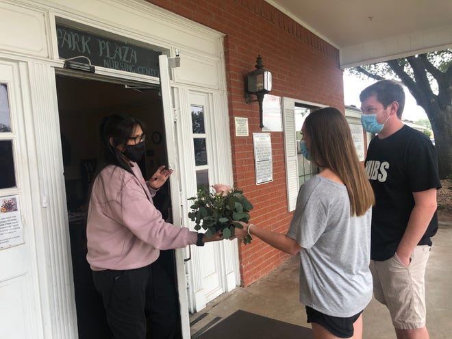 couple delivers wedding flowers to lift spirits