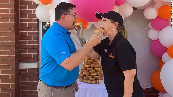 couple gets married at dunkin donuts