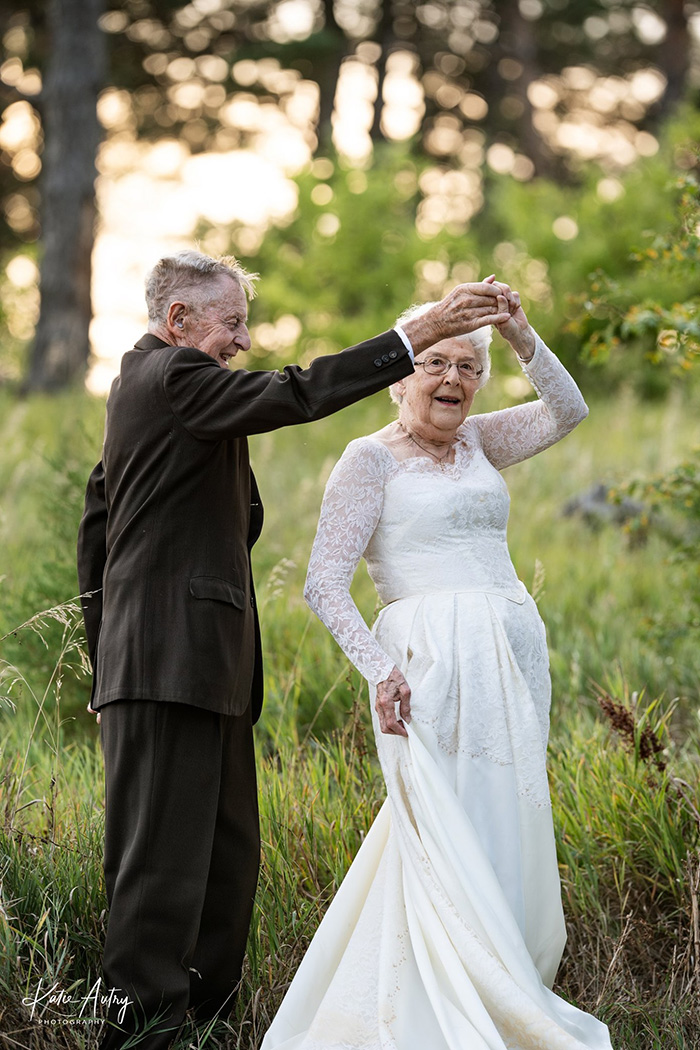 couple celebrates 60th anniversary wedding outfits