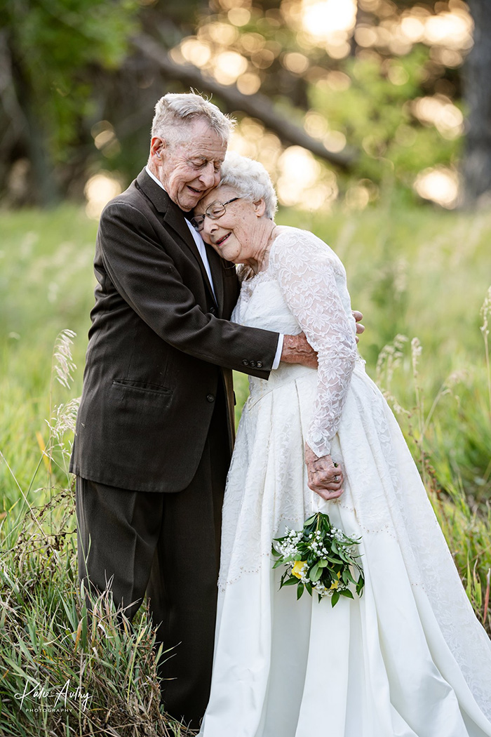 couple celebrates 60th anniversary wedding outfits