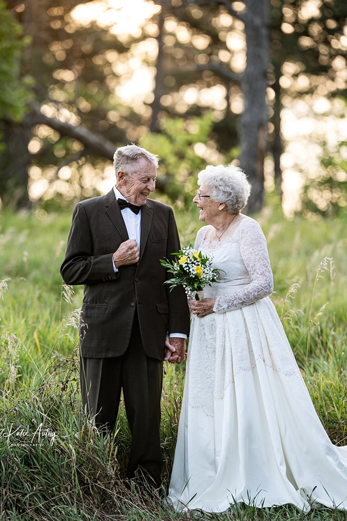 couple celebrates 60th anniversary wedding outfits