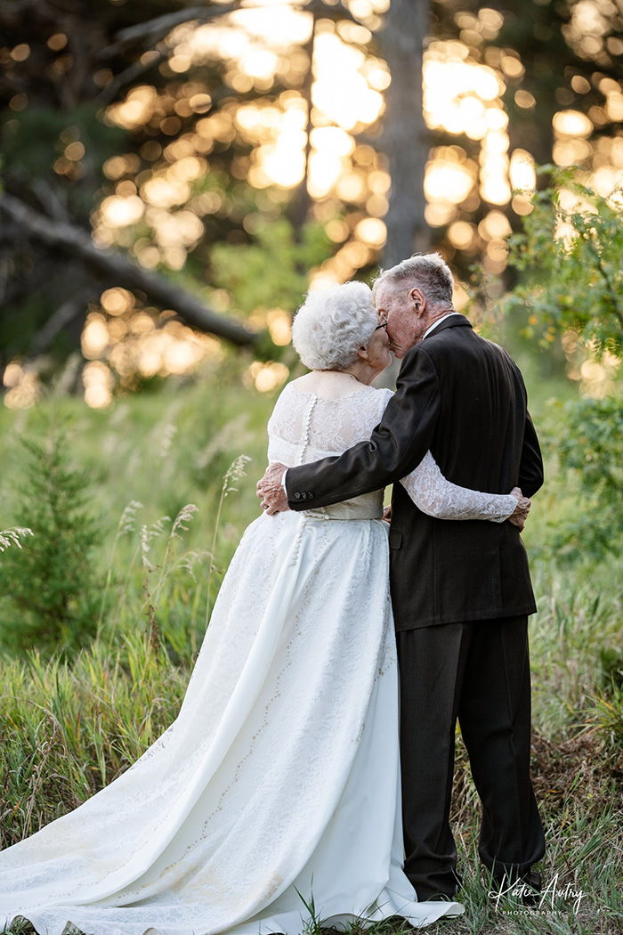 couple celebrates 60th anniversary wedding outfits