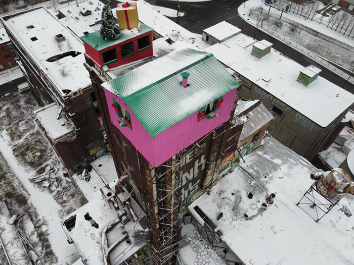 pink house Montreal Christmas