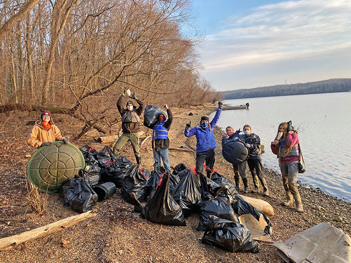 volunteers remove trash from Tennessee river