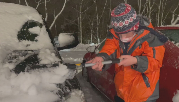 10 year old cleans snow off cars hospital