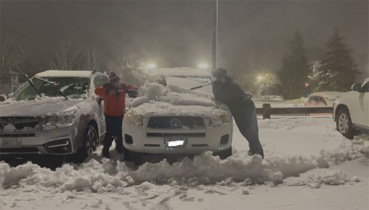 10 year old cleans snow off cars hospital