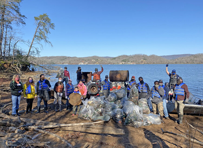 volunteers clean up tennessee river