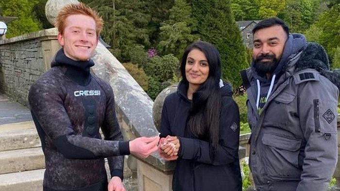 diver finds engagement ring