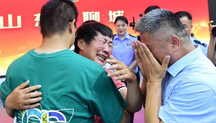 Chinese father reunited with kidnapped son