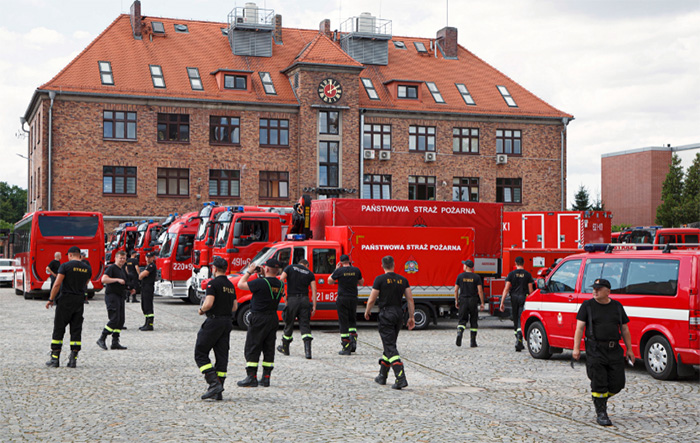 Polish firefighters arrive in Greece