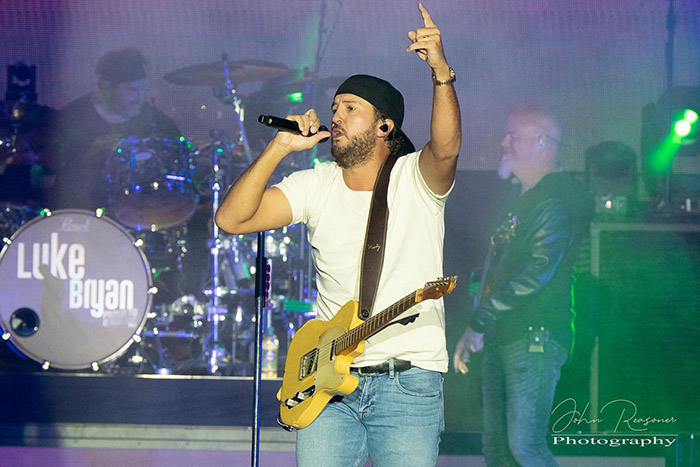 luke bryan changes tire for woman