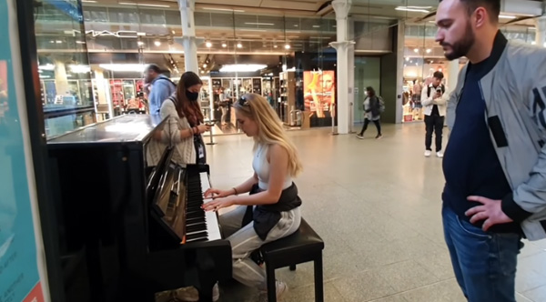Woman Plays 'Interstellar' On Public Piano At Train Station