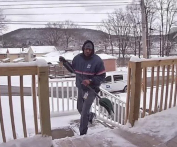 Mail carrier shovels snow for veteran