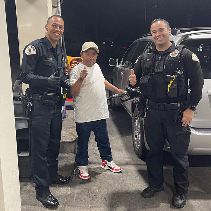 Police Are Handing Out Money At The Pump As Part Of Their Random Acts Police Are Handing Out Money At The Pump As Part Of Their Random Acts