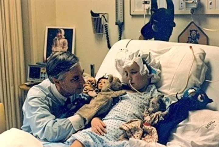 Fred Rogers flies to see girl in hospital