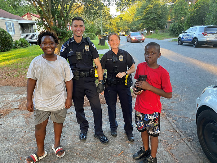 police officers help kids rescue kitten